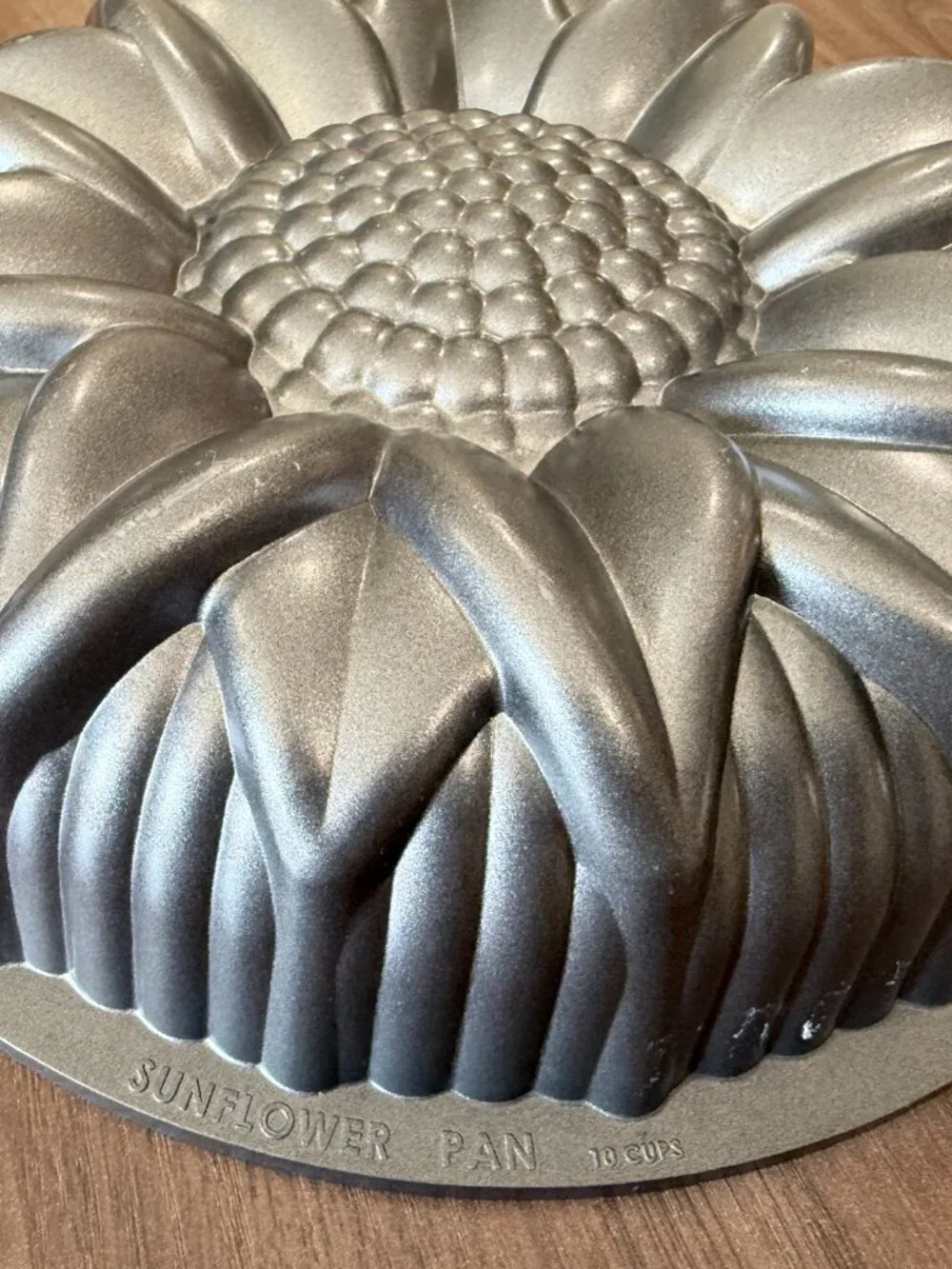 Nordic Ware SUNFLOWER Bundt Cake Pan Mold 10 Cup Aluminum USA Floral Bakeware